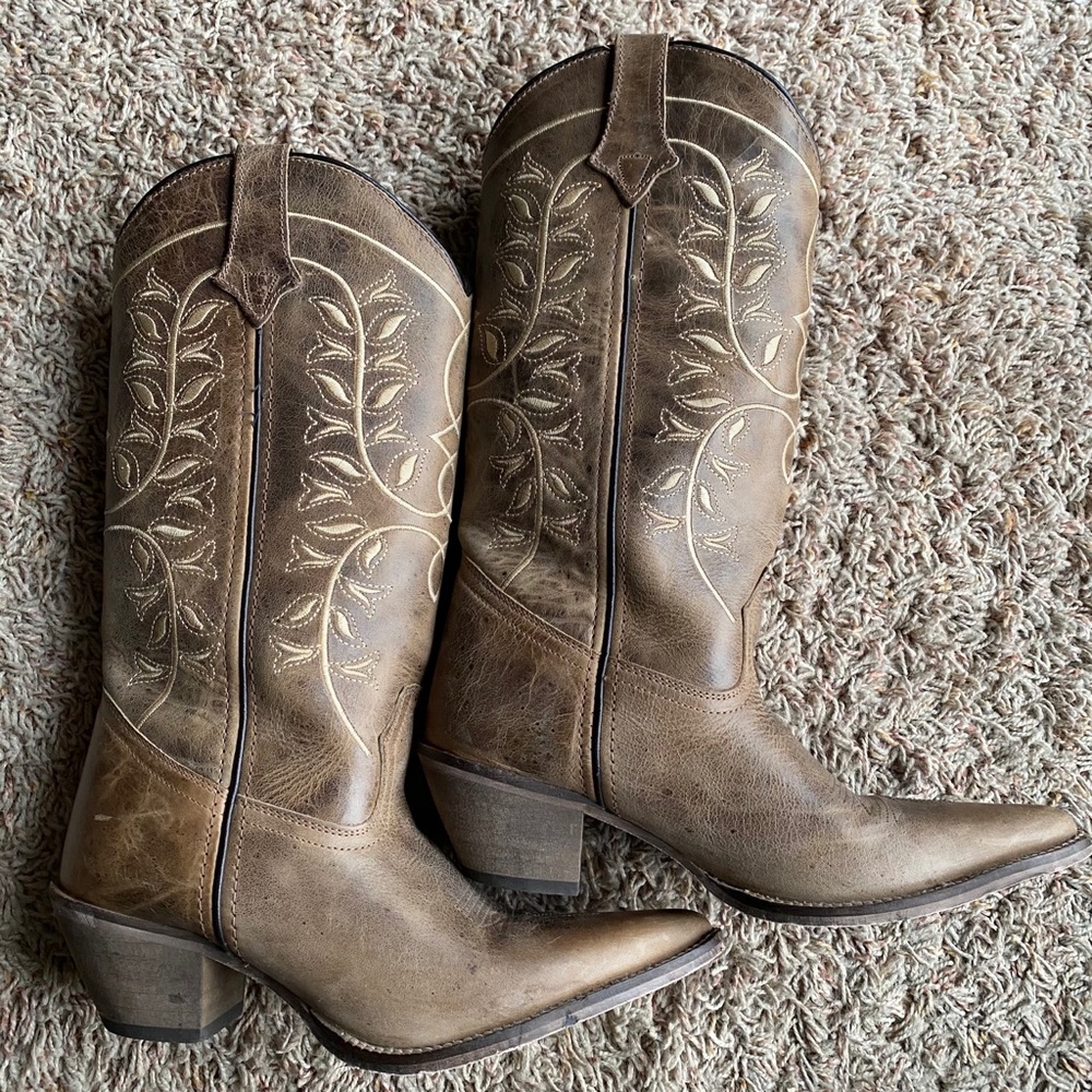 Women’s cowgirl boots